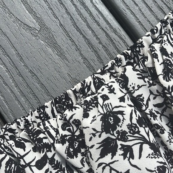 ☀️ Strapless Black and White Floral Romper - Picture 4 of 7